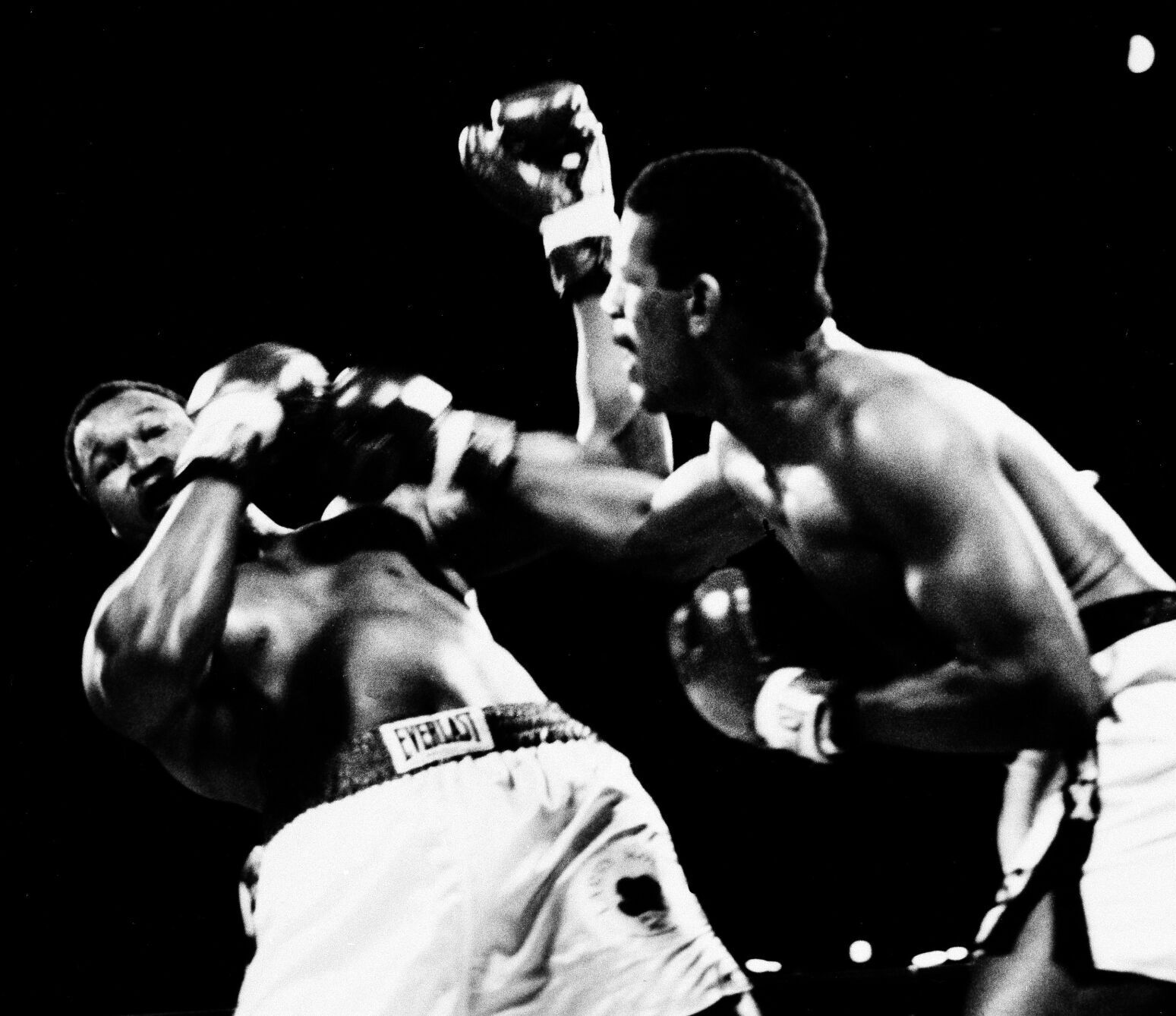 1985: Michael Spinks wins 15-round unanimous decision over Larry Holmes